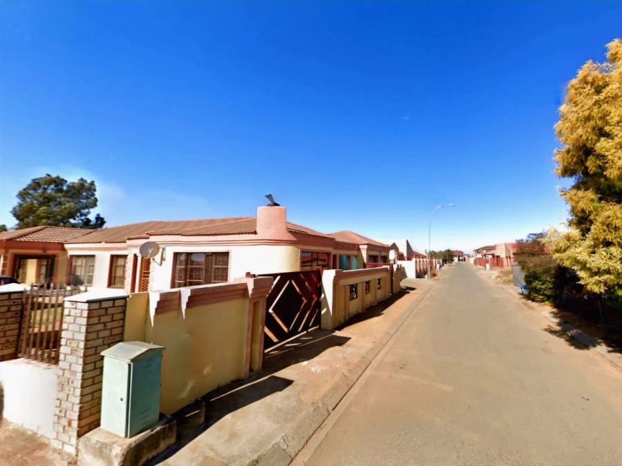 4 Bedroom Property for Sale in Bloemside 2 Free State